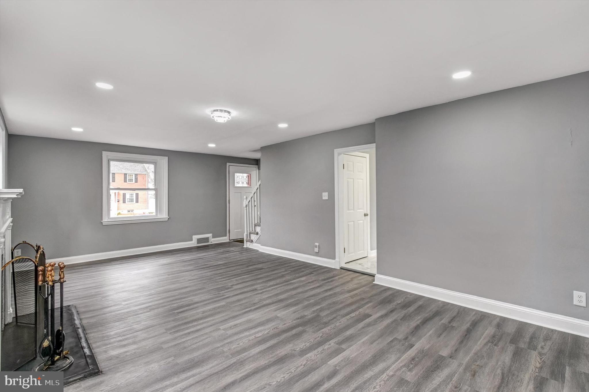 COLONIAL VILLAGE - Residential