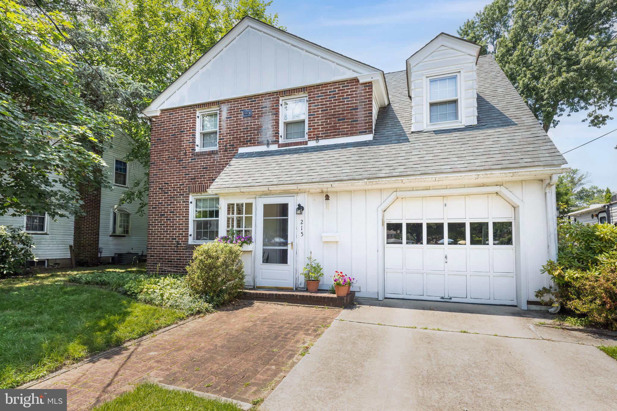 215 N VINEYARD BOULEVARD
