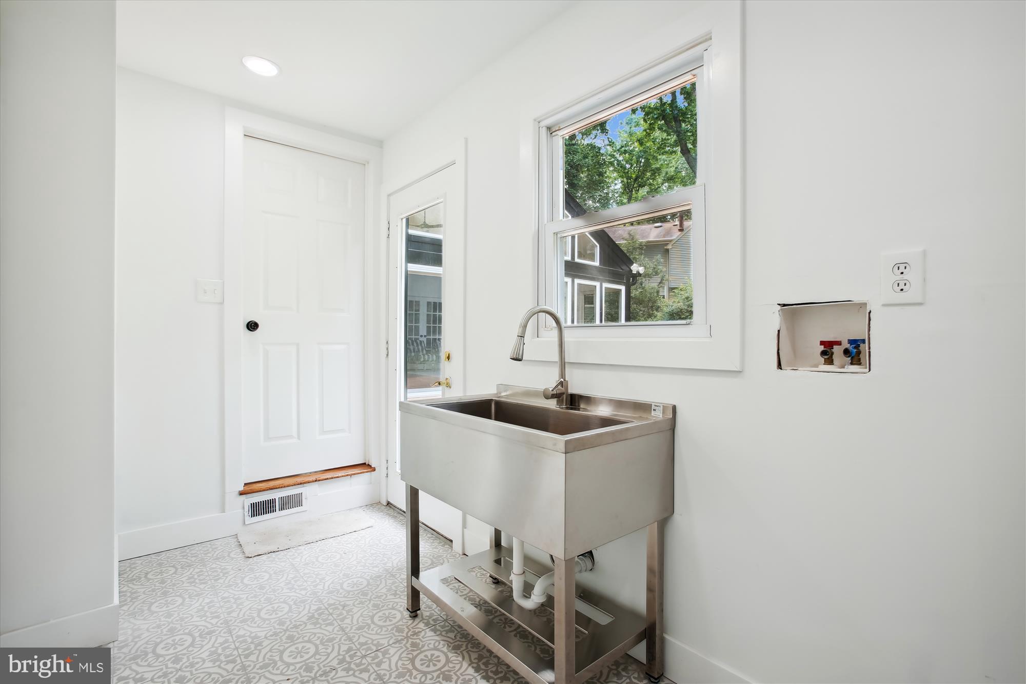 RESTON - Residential