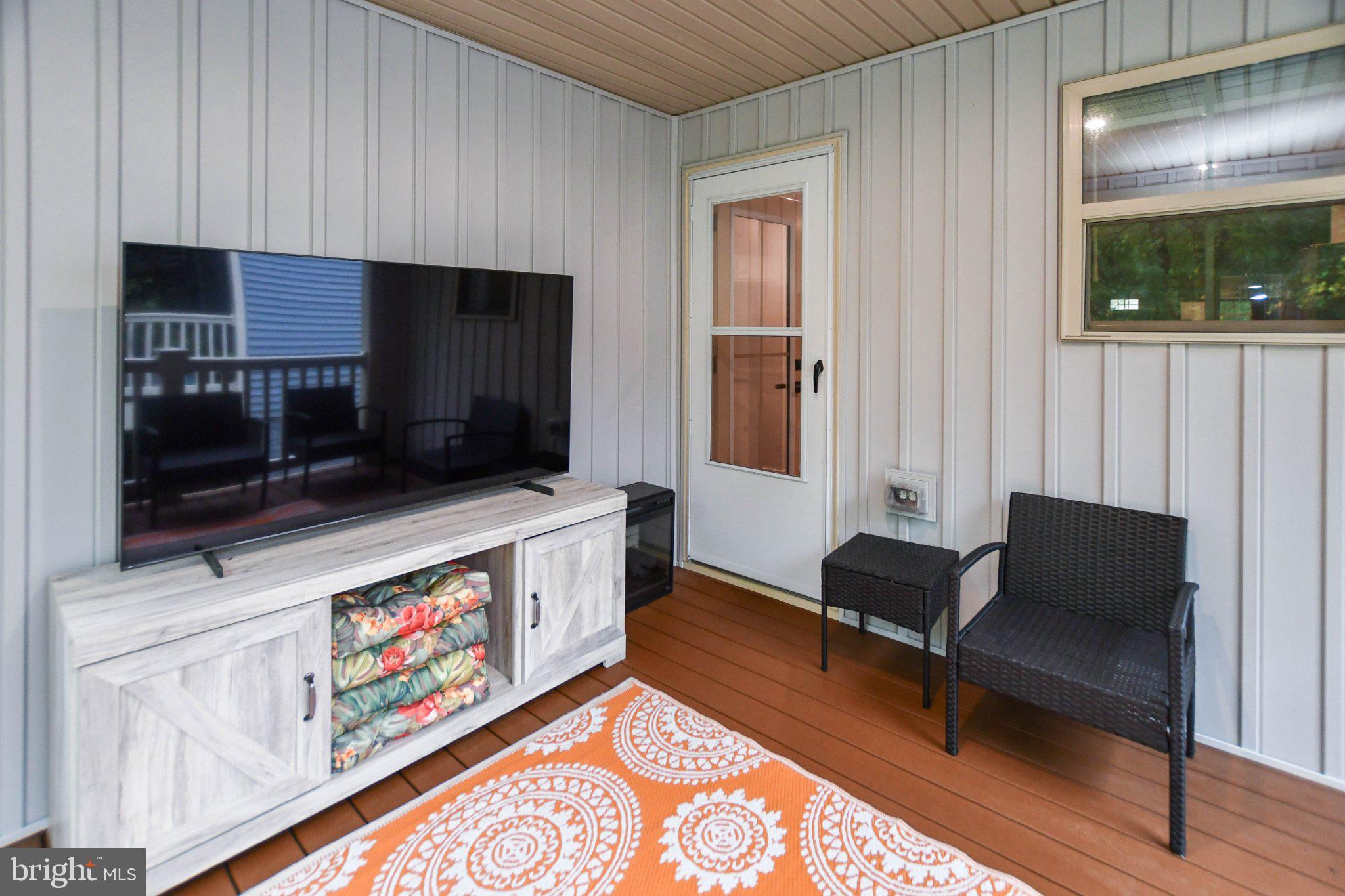 14365 LONGHOUSE LOOP