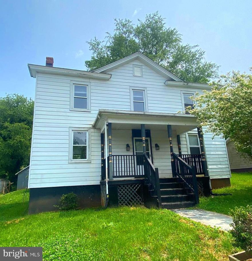 Charming 3 bedroom, 2 bathroom home in Orange. Minutes from downtown. Beautiful hardwood floors. Spacious backyard with screened in rear porch. Pets considered. Pet Deposit $500.00 per pet. 
$60.00 Application Fee for all adults, over 18 years, that plan to live in the property. 
$60.00 Move in Administration Fee.  
All VHS Property Management residents are enrolled in the Resident Benefits Package (RBP) for $30/month which includes HVAC air filter delivery (for applicable properties), credit building to help boost your credit score with timely rent payments, $1M Identity Protection, utility concierge service making utility connection a breeze during your move-in, our best-in-class resident rewards program, and much more! More details upon application.