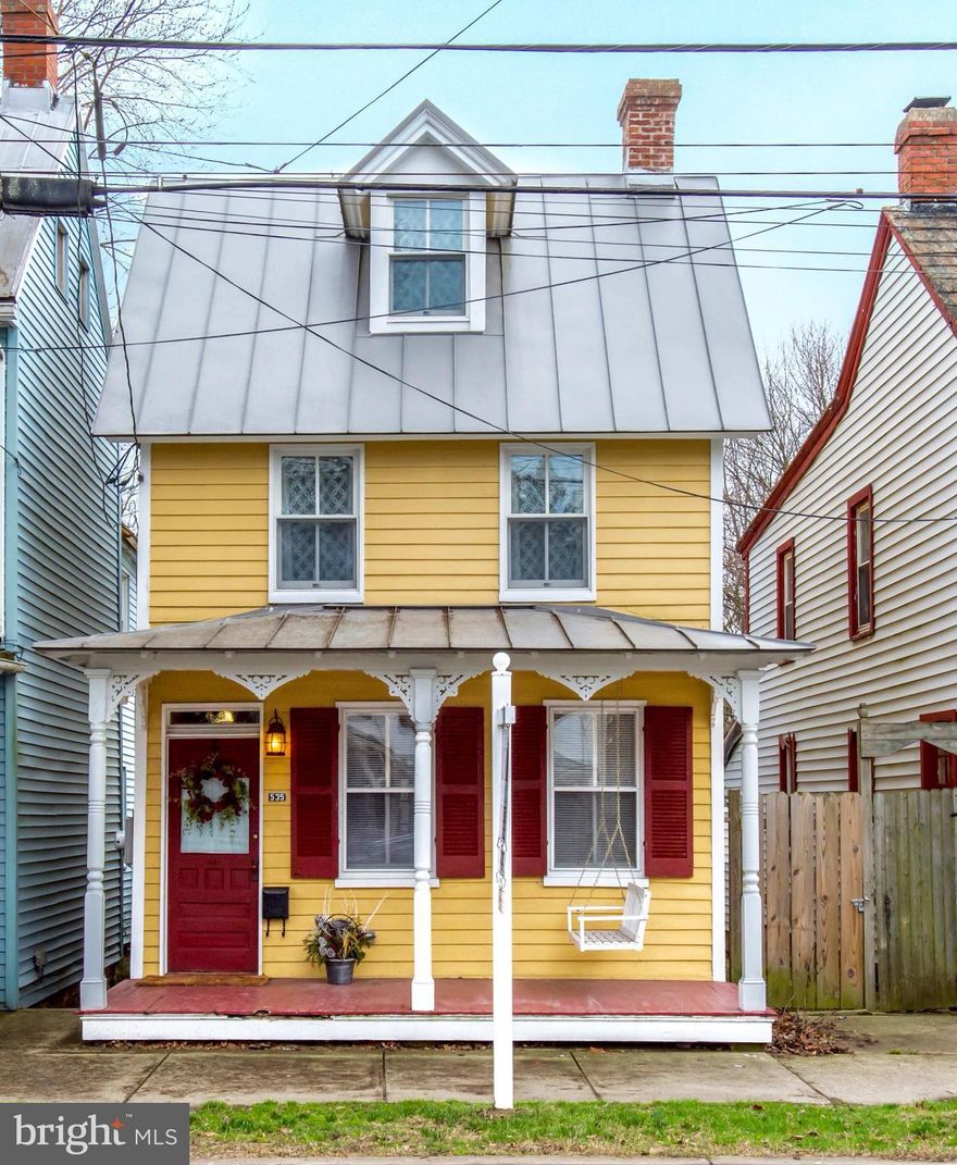 Authentic Victorian thoughtfully restored in 2014 into the modern "in-town" retreat that proudly stands today. This distinguished residence will impress discerning buyers and appeal to the aesthetically mined.The kitchen is conveniently located between the dining area and large screened porch, which provides ample opportunities to entertain...also - detached 2-story carriage house w/kitchenette!
