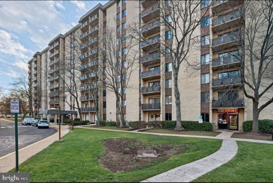 Ideal buy-and-hold investment! Features an open layout, ample natural light, and a functional kitchen. Prime location with easy access to DC, Arlington, and commuter routes. Strong rental demand and low maintenance make this a smart addition to any portfolio. Don’t miss out!