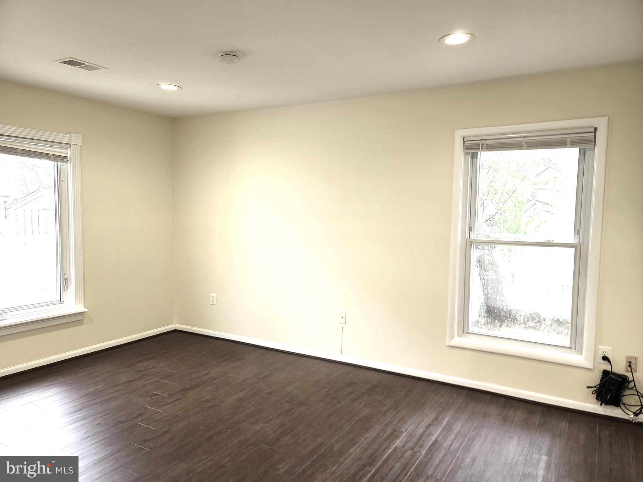 LONDON TOWNE - Residential