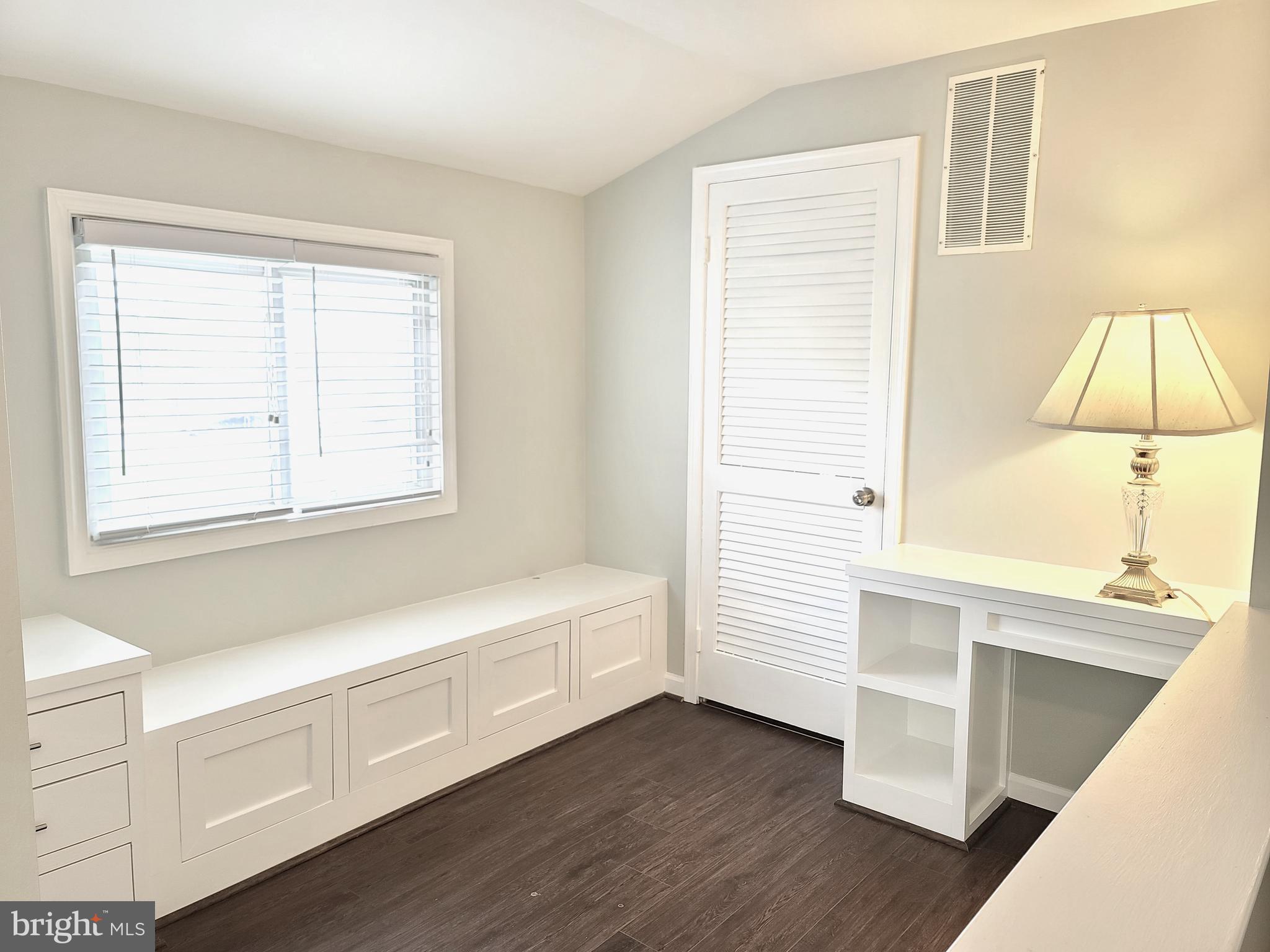 LONDON TOWNE - Residential