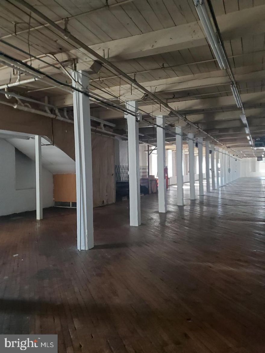 Great location for Business.
Unit 6 is 46875.06 sqft suited for many types of business.
Conveniently located to major arteries and transportation for easy access. Don't miss it!