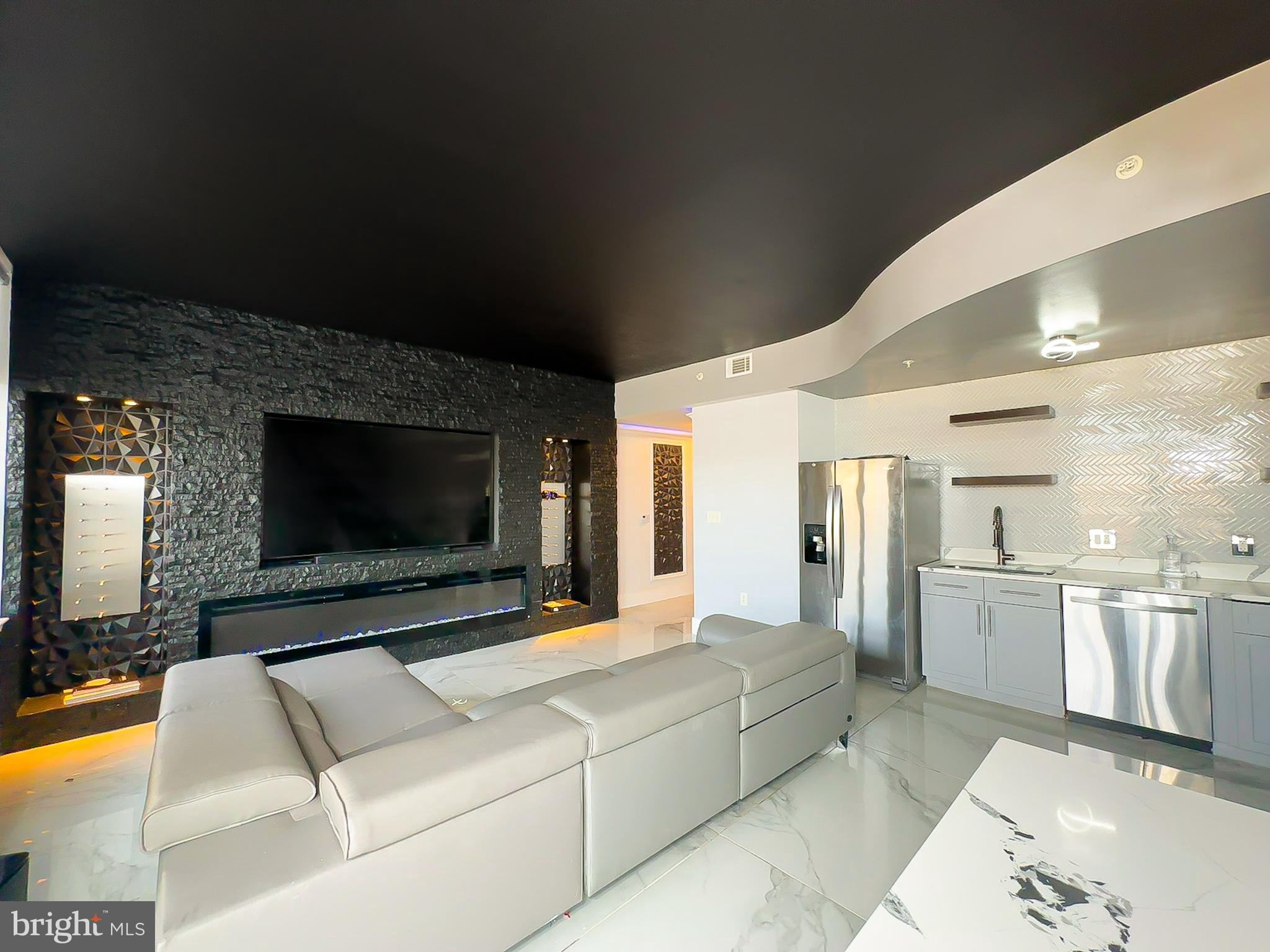 FLEET STREET CONDOMINIUMS - Residential Lease