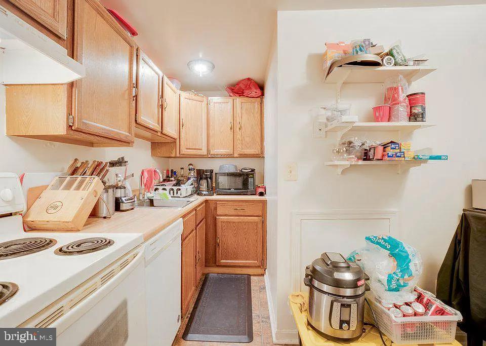 HOLLINS MARKET - Residential Lease