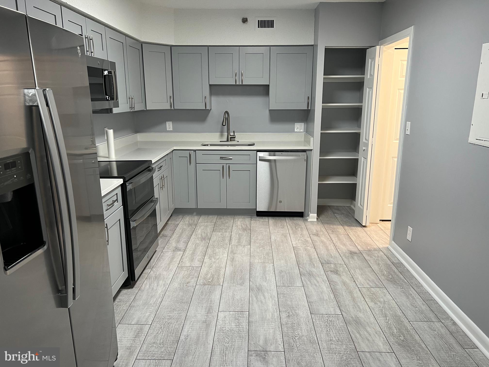 SKYLINE SQUARE CONDO - Residential