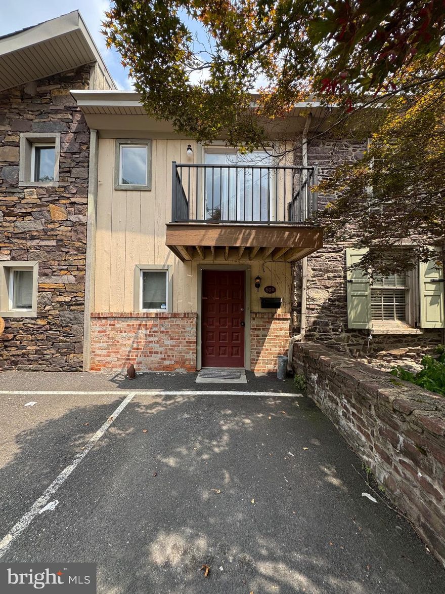 Beautiful 1 bedroom 1 bath bi level apartment with balconies on front and rear facing canal.   Fresh paint, all new luxury vinyl floors . One dedicated parking spaces Central A/C. Few minute walking distance to theatre, shops and restaurants. Rarely available. A must see!