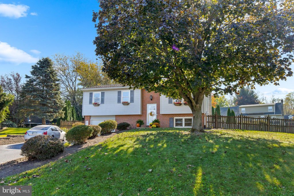 Photo of 7 Ivywood Court, Lancaster, PA 17603 (MLS # PALA2059238)