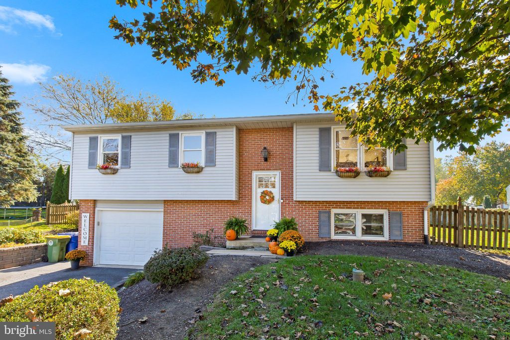 Photo of 7 Ivywood Court, Lancaster, PA 17603 (MLS # PALA2059238)