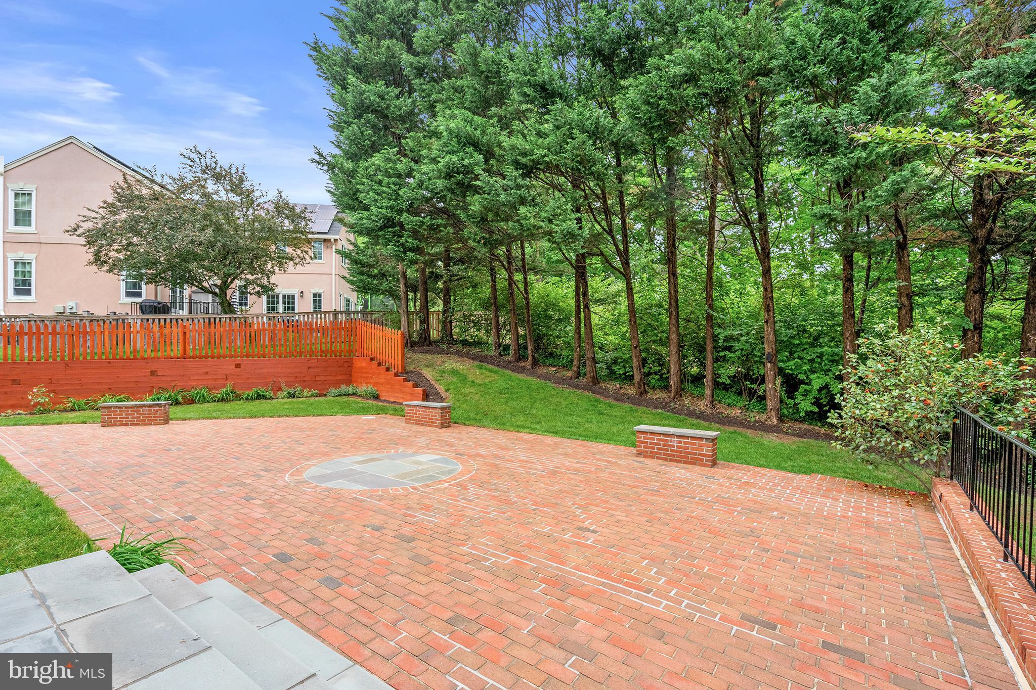 MONTROSE VILLAGE - Residential