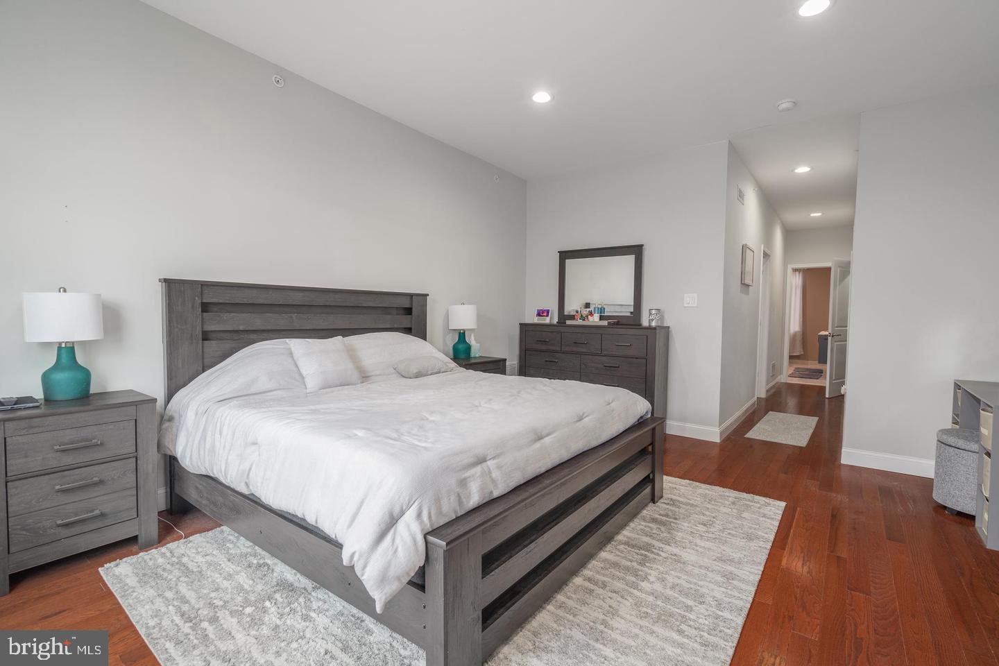 EAST KENSINGTON - Residential