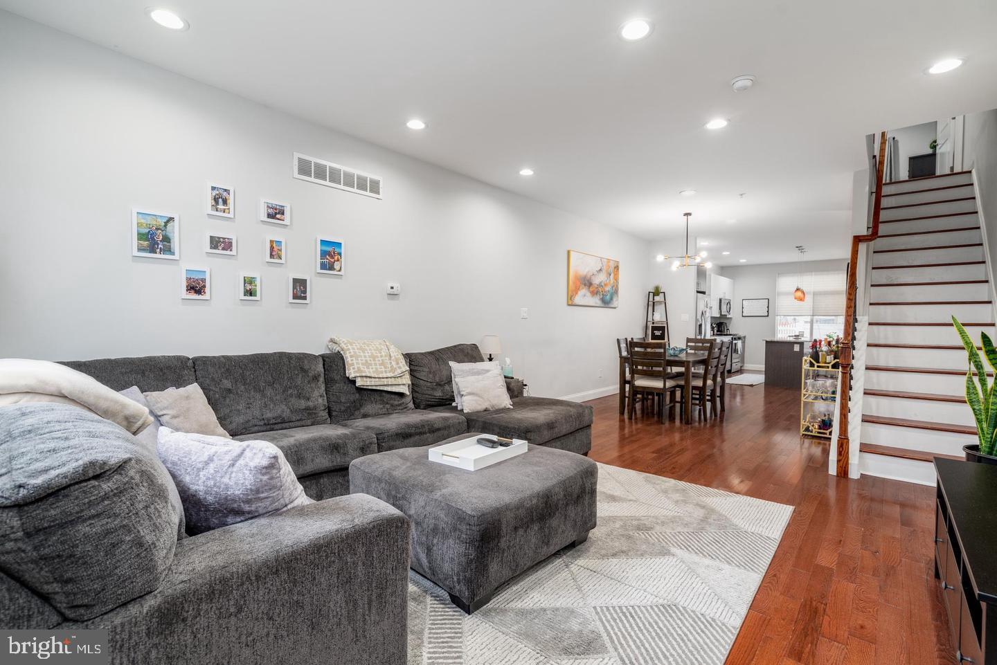 EAST KENSINGTON - Residential