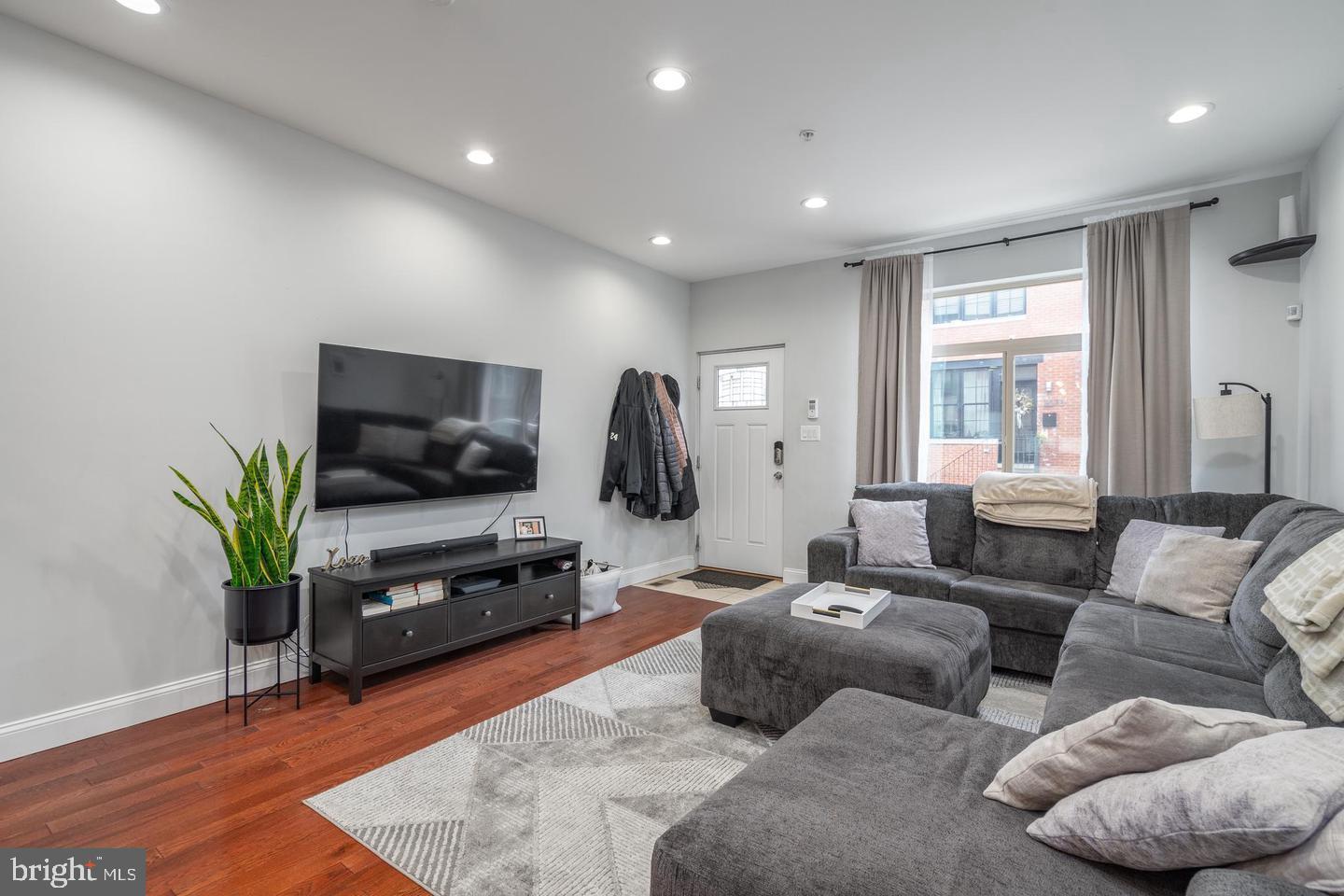 EAST KENSINGTON - Residential