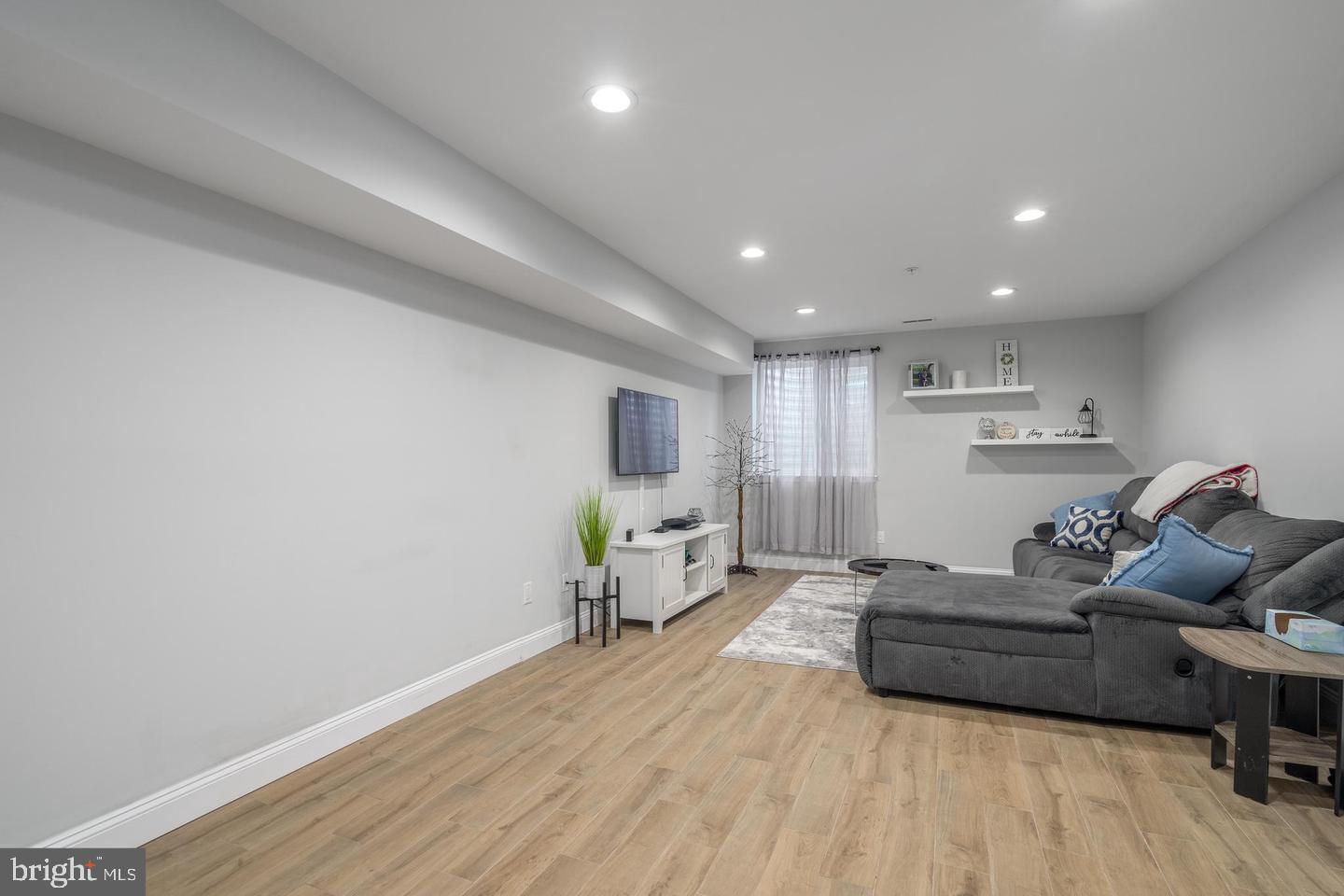 EAST KENSINGTON - Residential