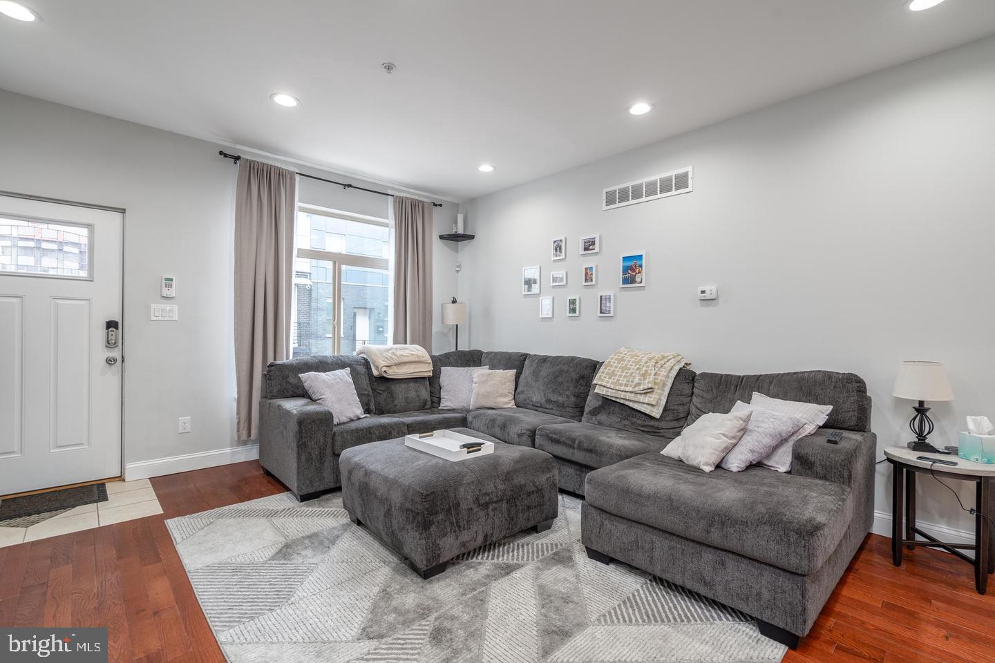 EAST KENSINGTON - Residential