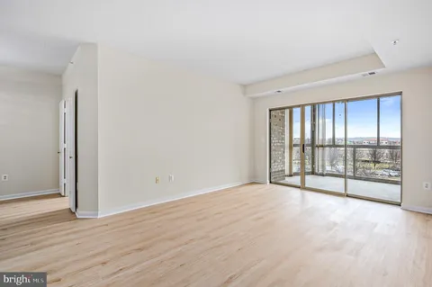 19375 Cypress Ridge Terrace Unit 215, Leesburg, VA MLS: VALO2091278
