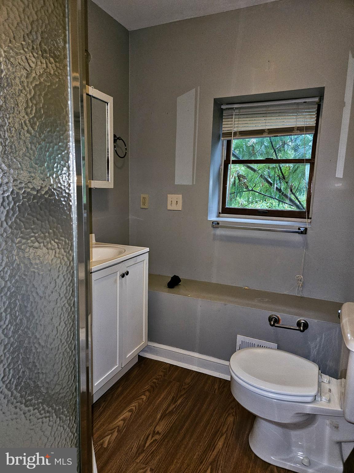 LAKE SHORE - Residential Lease