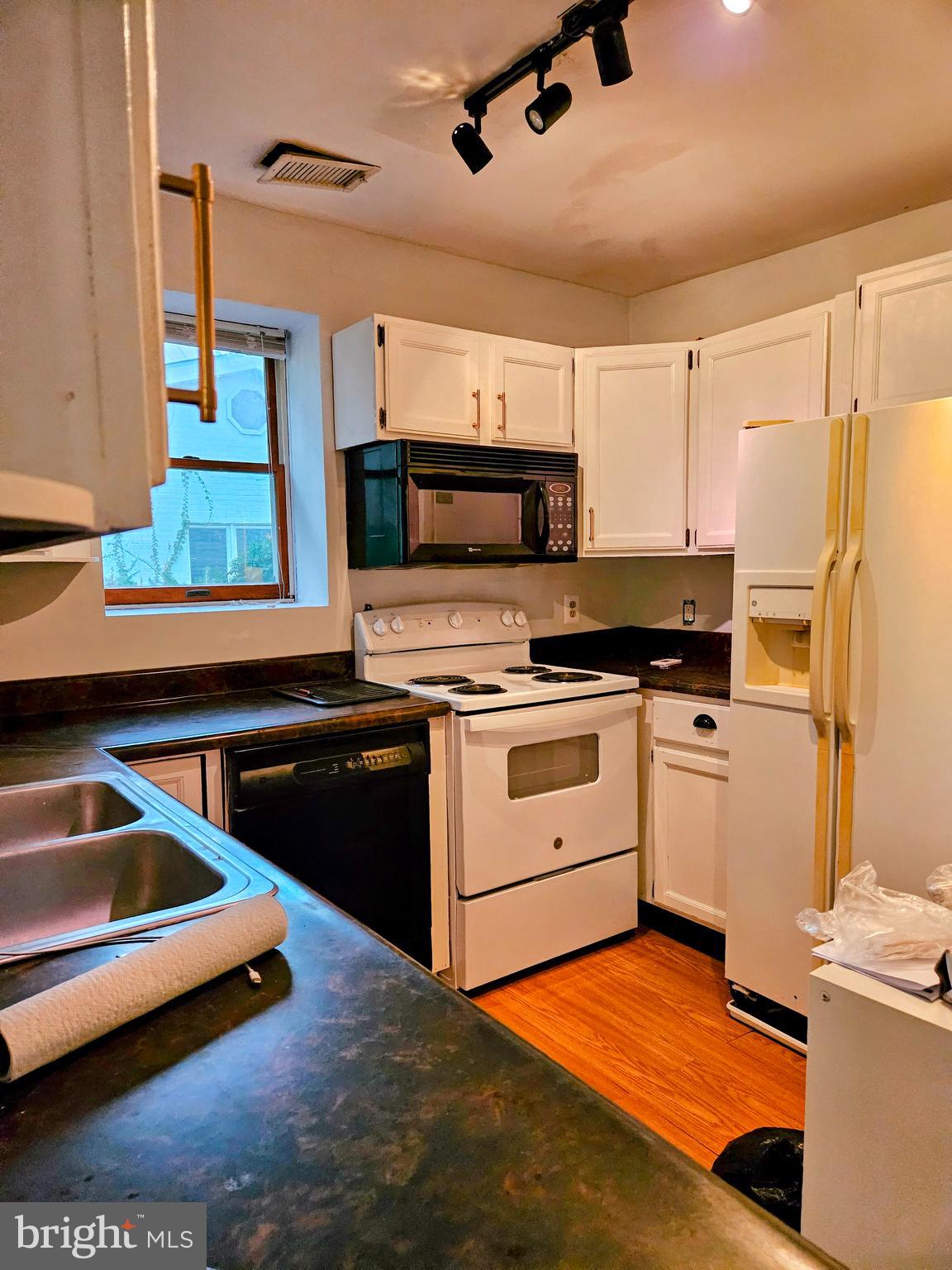 LAKE SHORE - Residential Lease