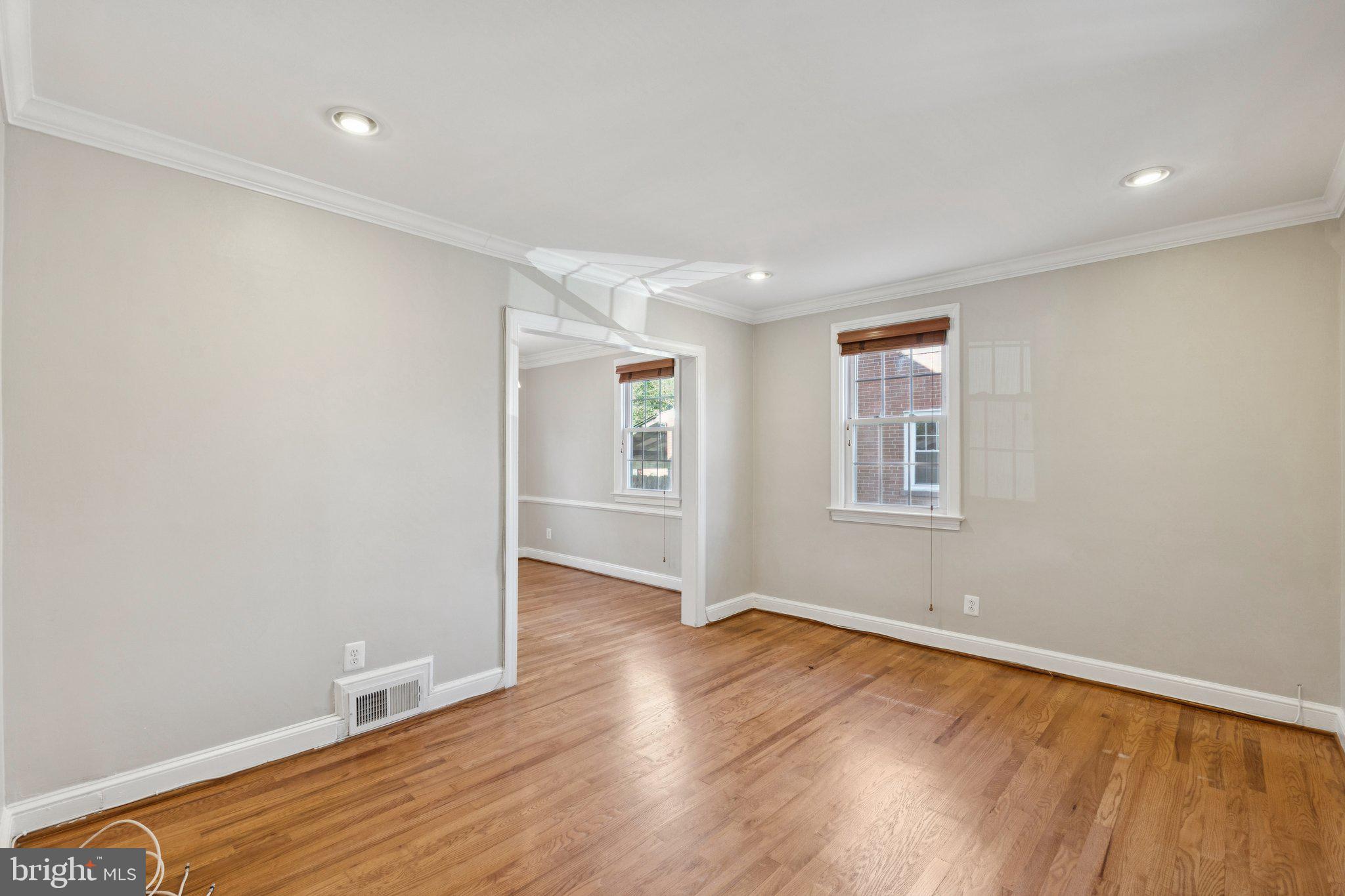 2718 S UHLE STREET S