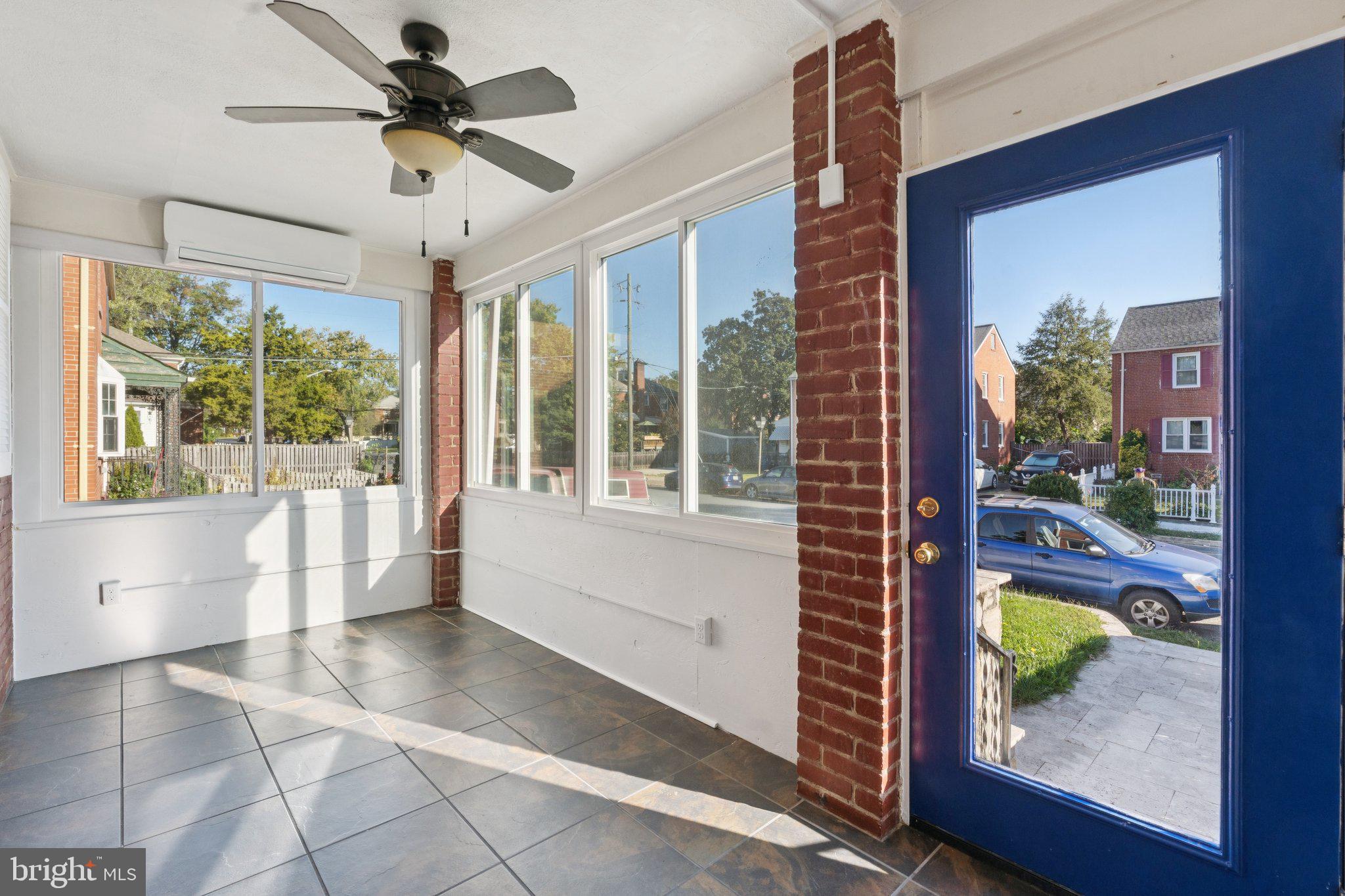 2718 S UHLE STREET S