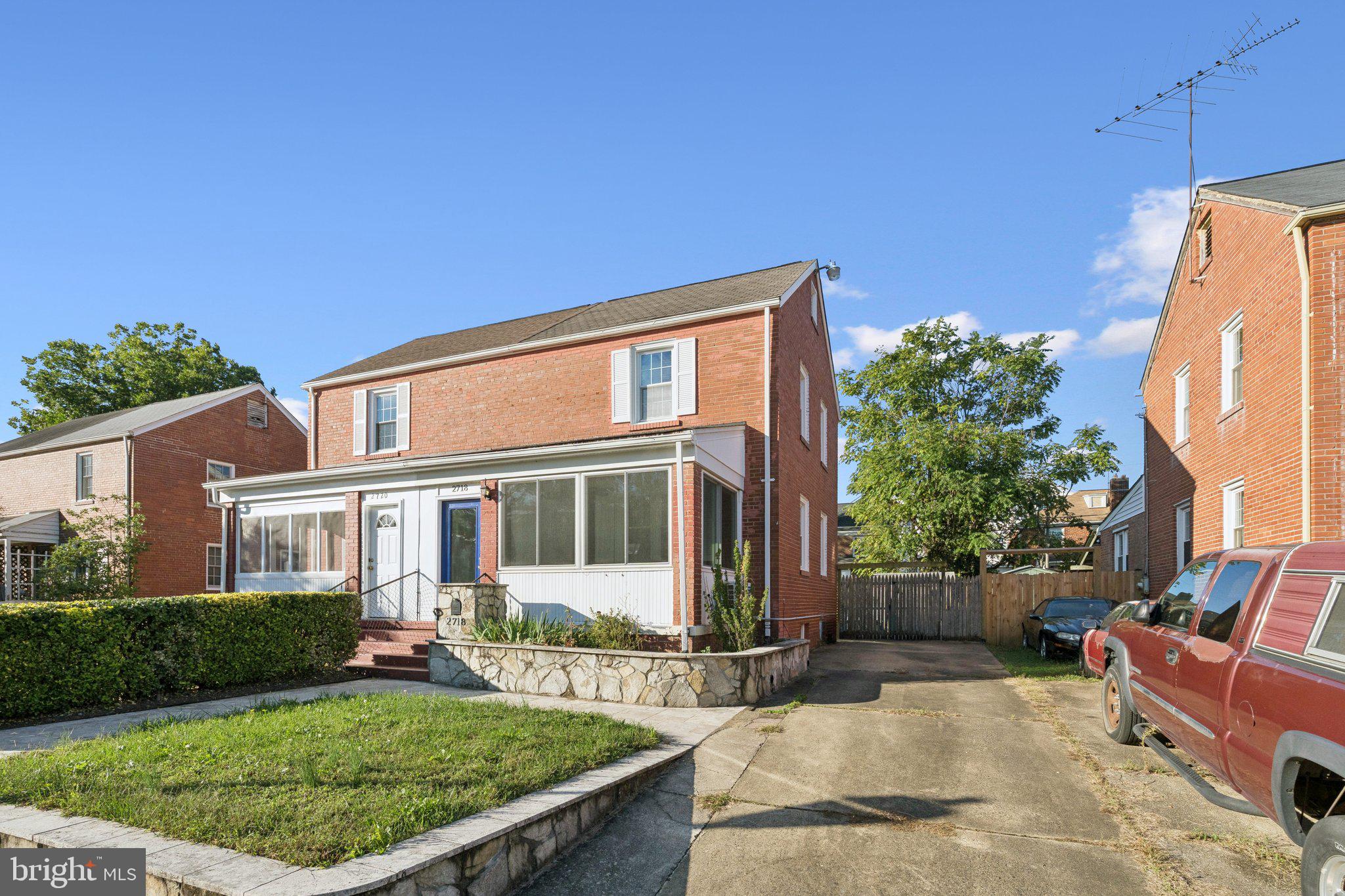 2718 S UHLE STREET S