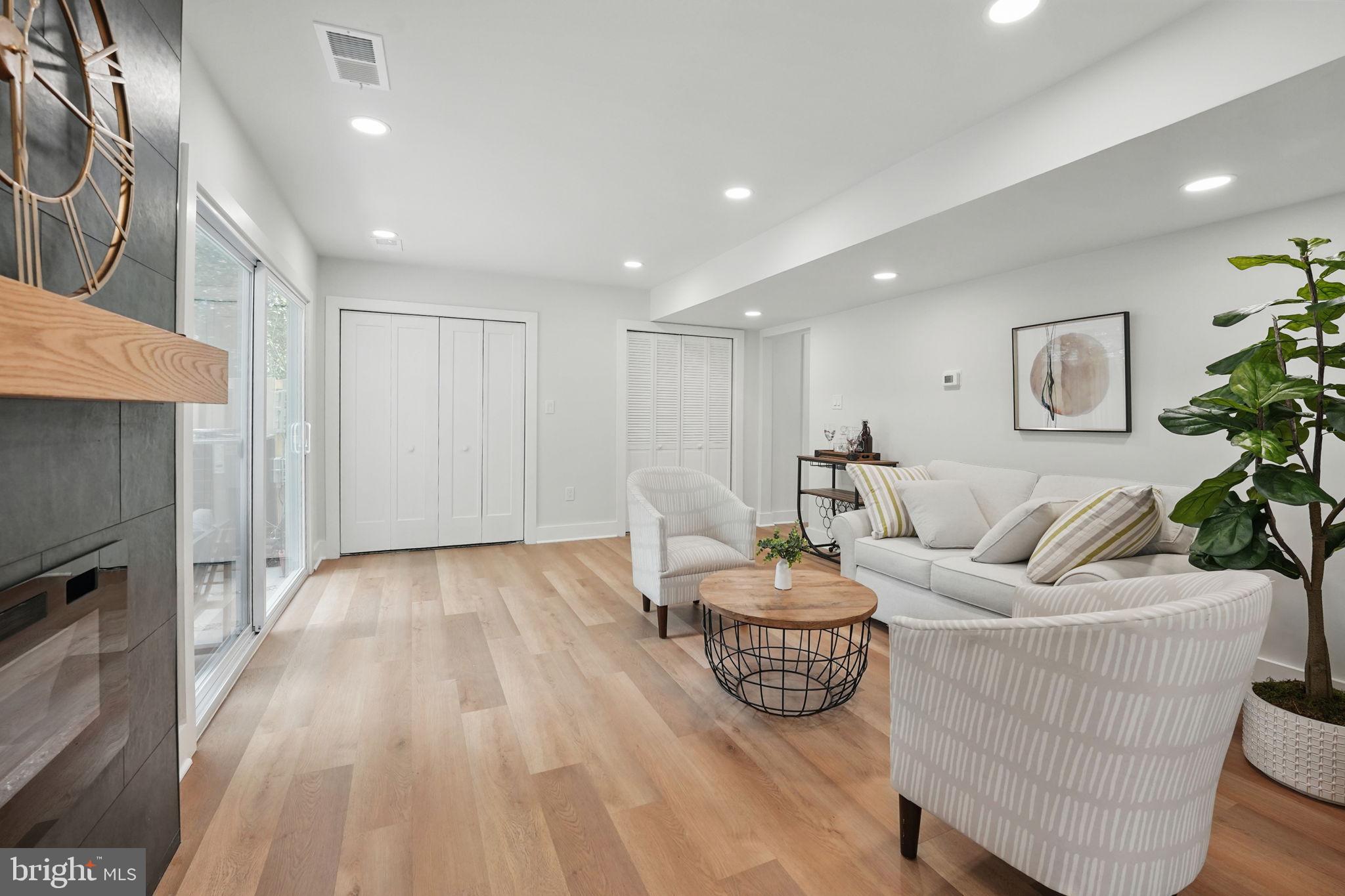 REGENCY SQUARE - Residential