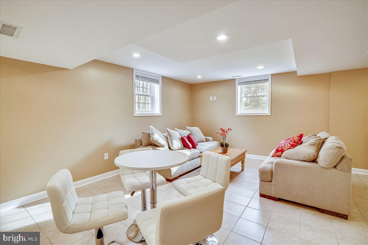 TEN HILLS - Residential