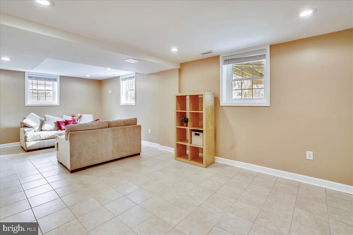 TEN HILLS - Residential