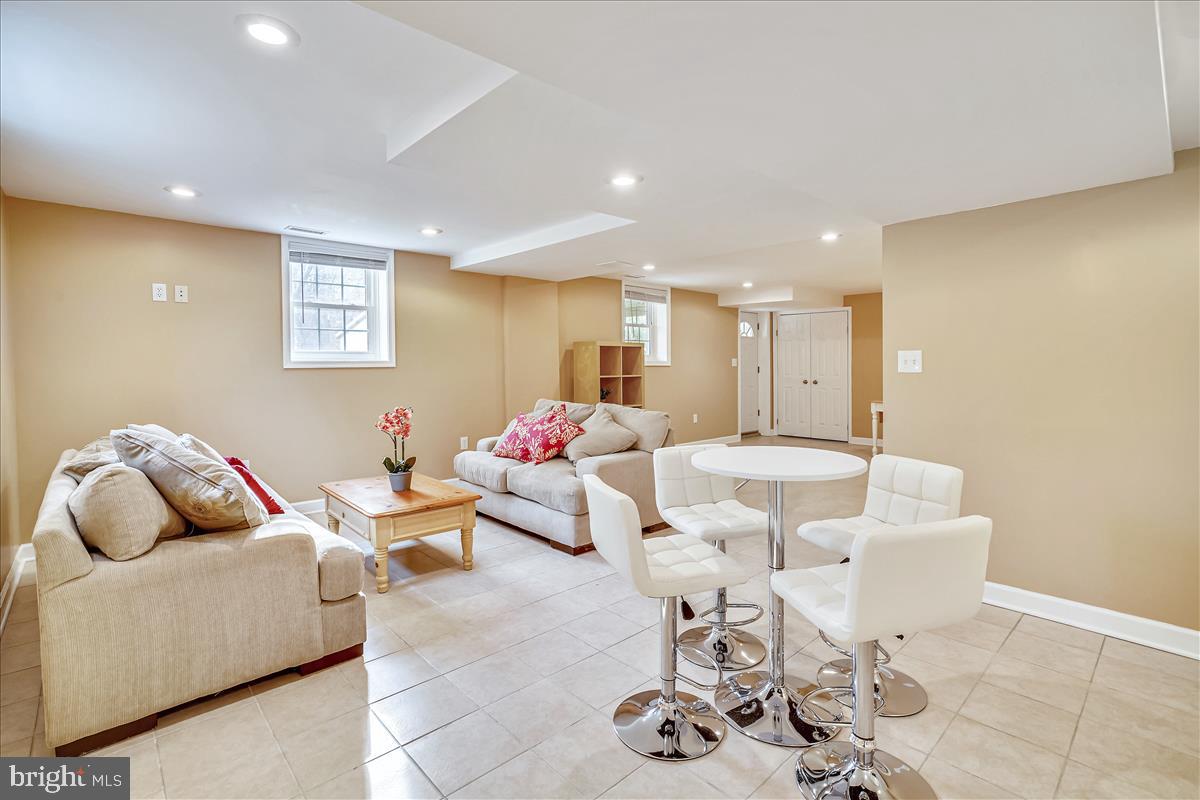 TEN HILLS - Residential