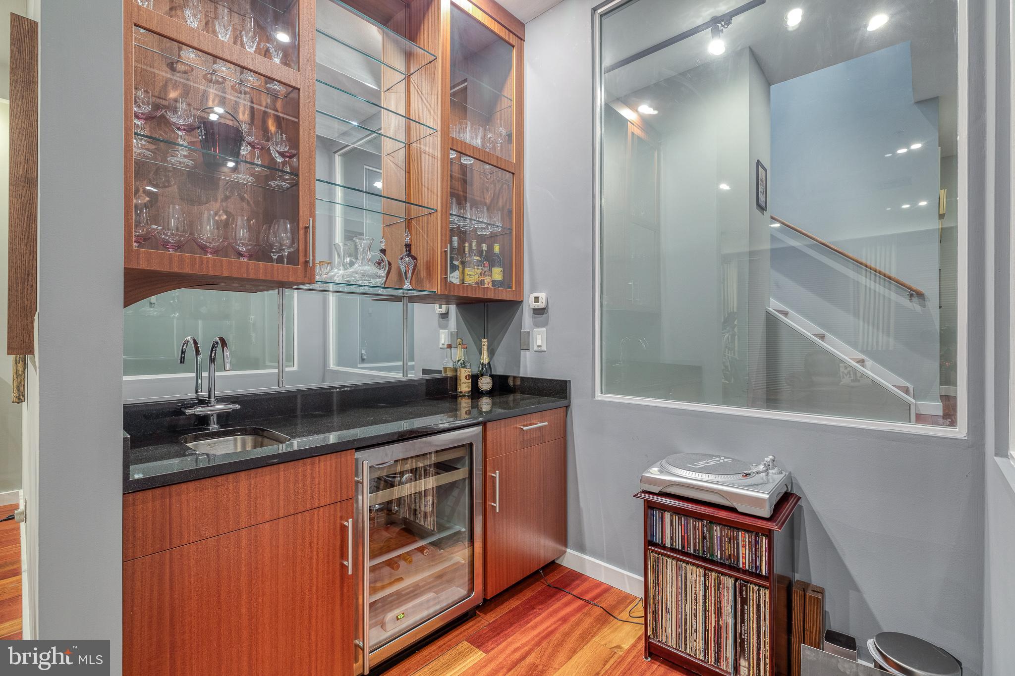 LOGAN SQUARE - Residential