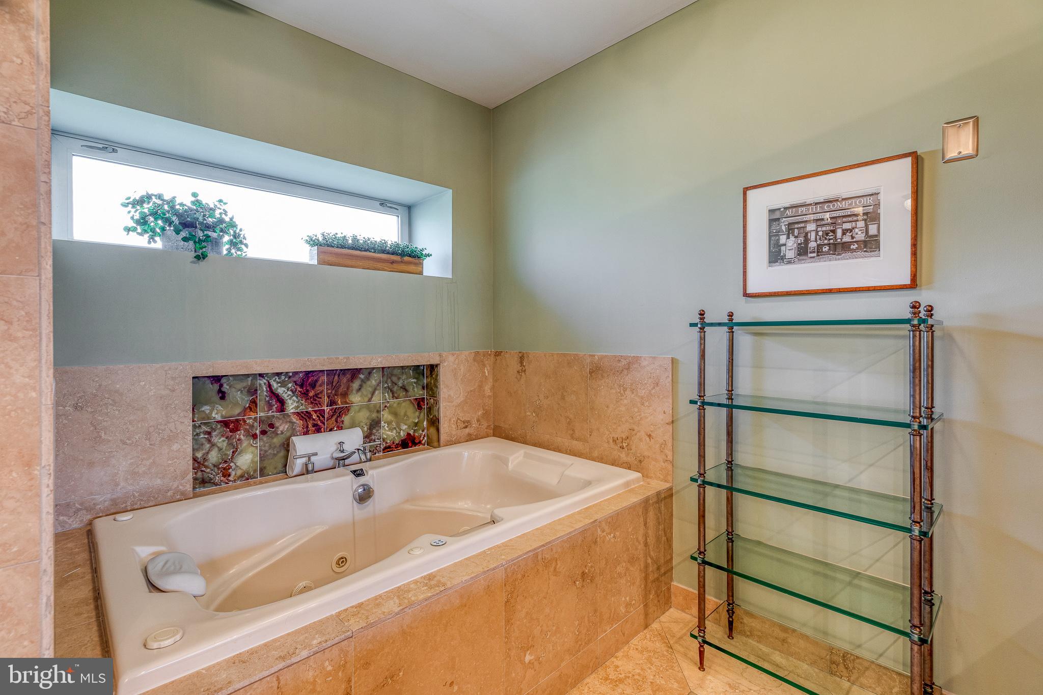 LOGAN SQUARE - Residential