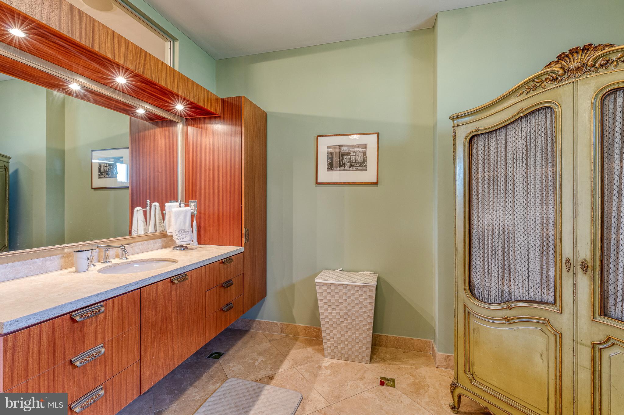 LOGAN SQUARE - Residential