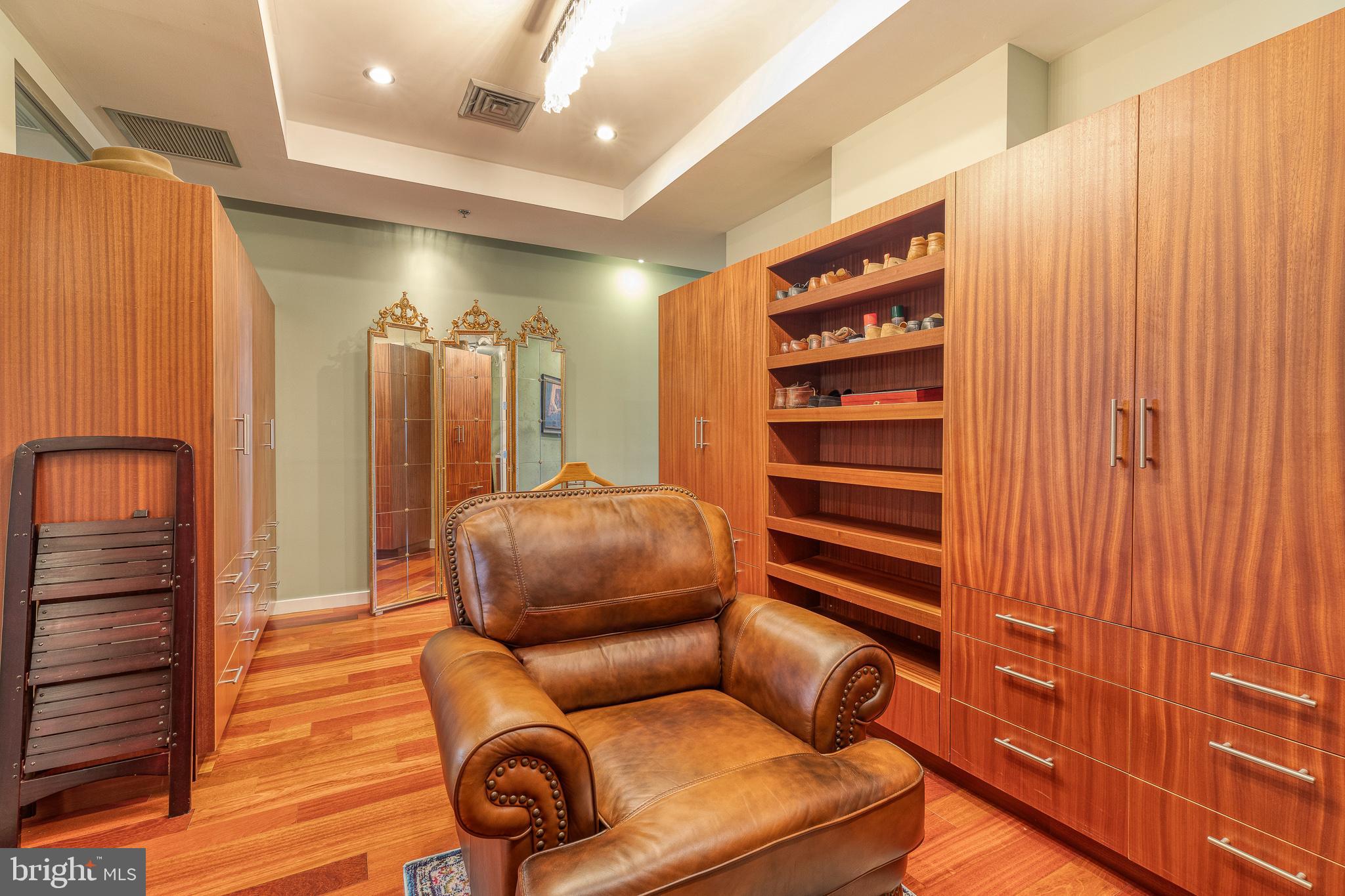 LOGAN SQUARE - Residential