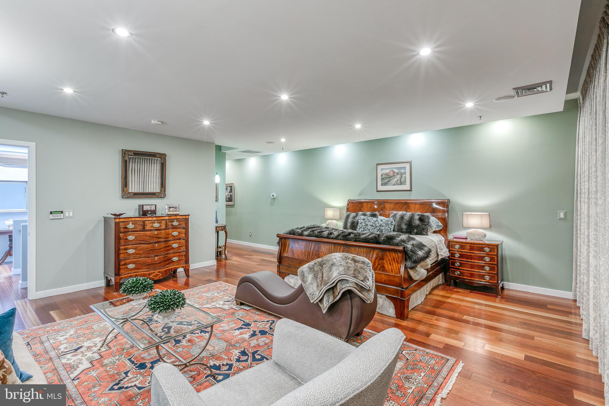 LOGAN SQUARE - Residential