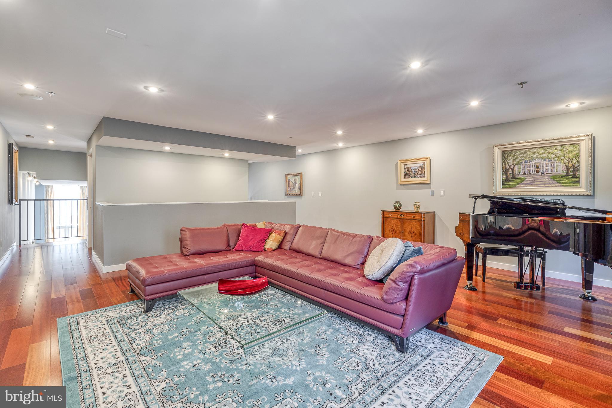 LOGAN SQUARE - Residential