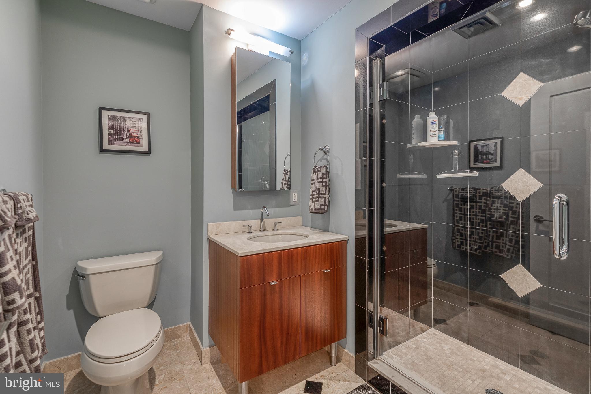 LOGAN SQUARE - Residential