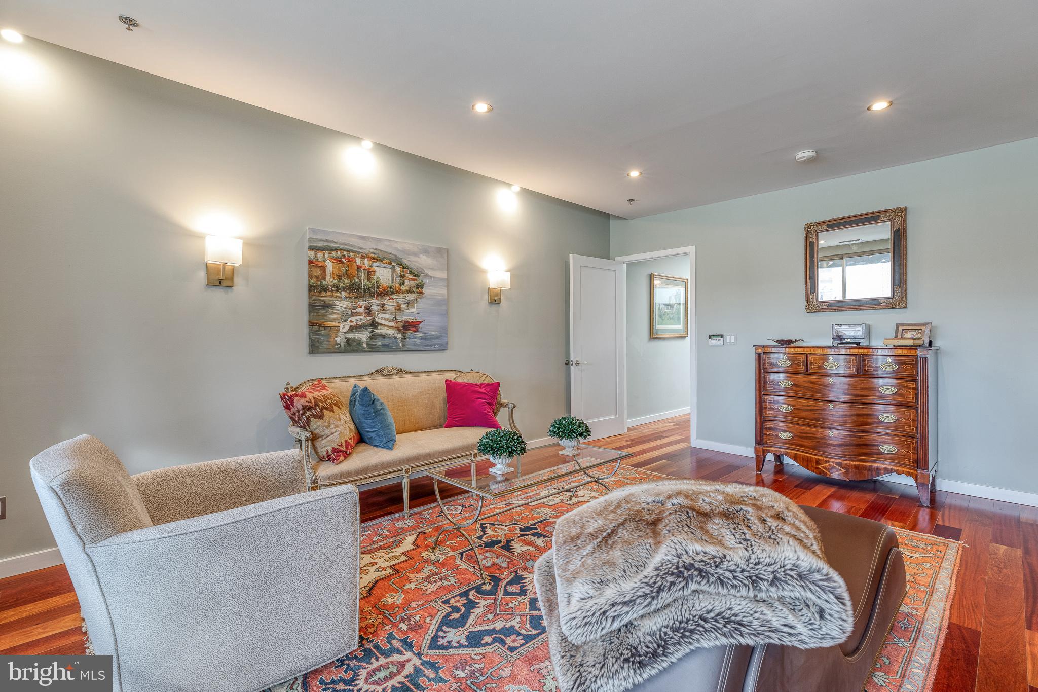 LOGAN SQUARE - Residential