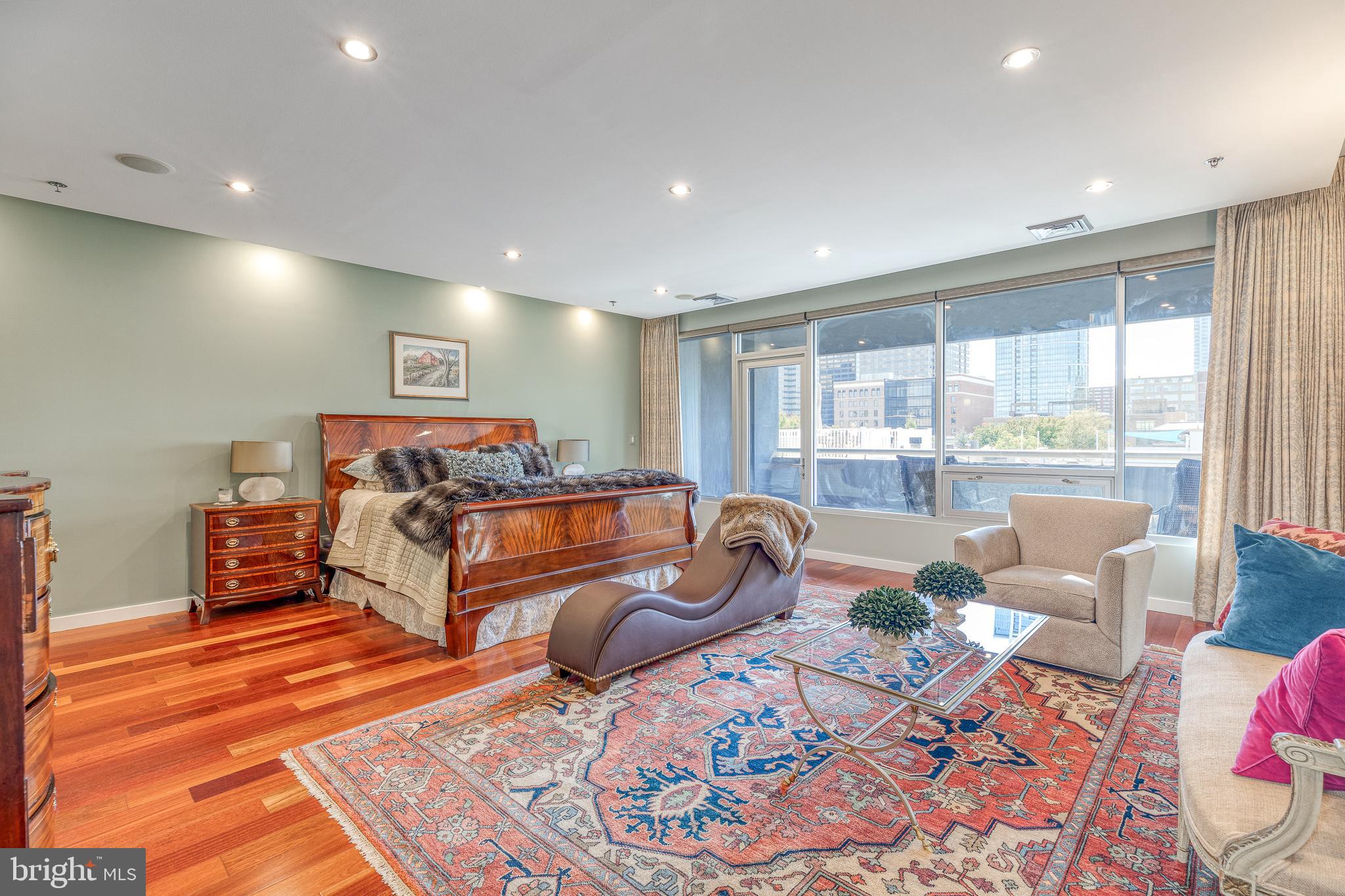 LOGAN SQUARE - Residential