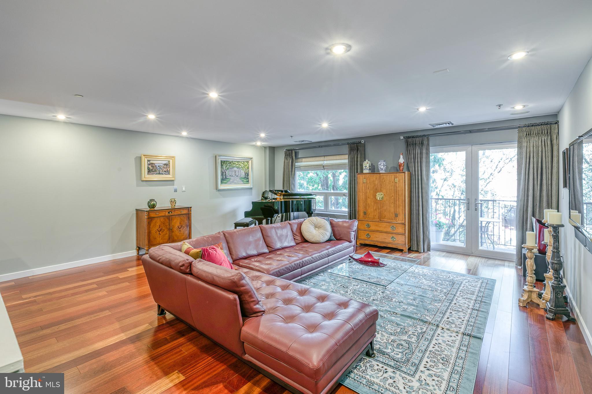 LOGAN SQUARE - Residential