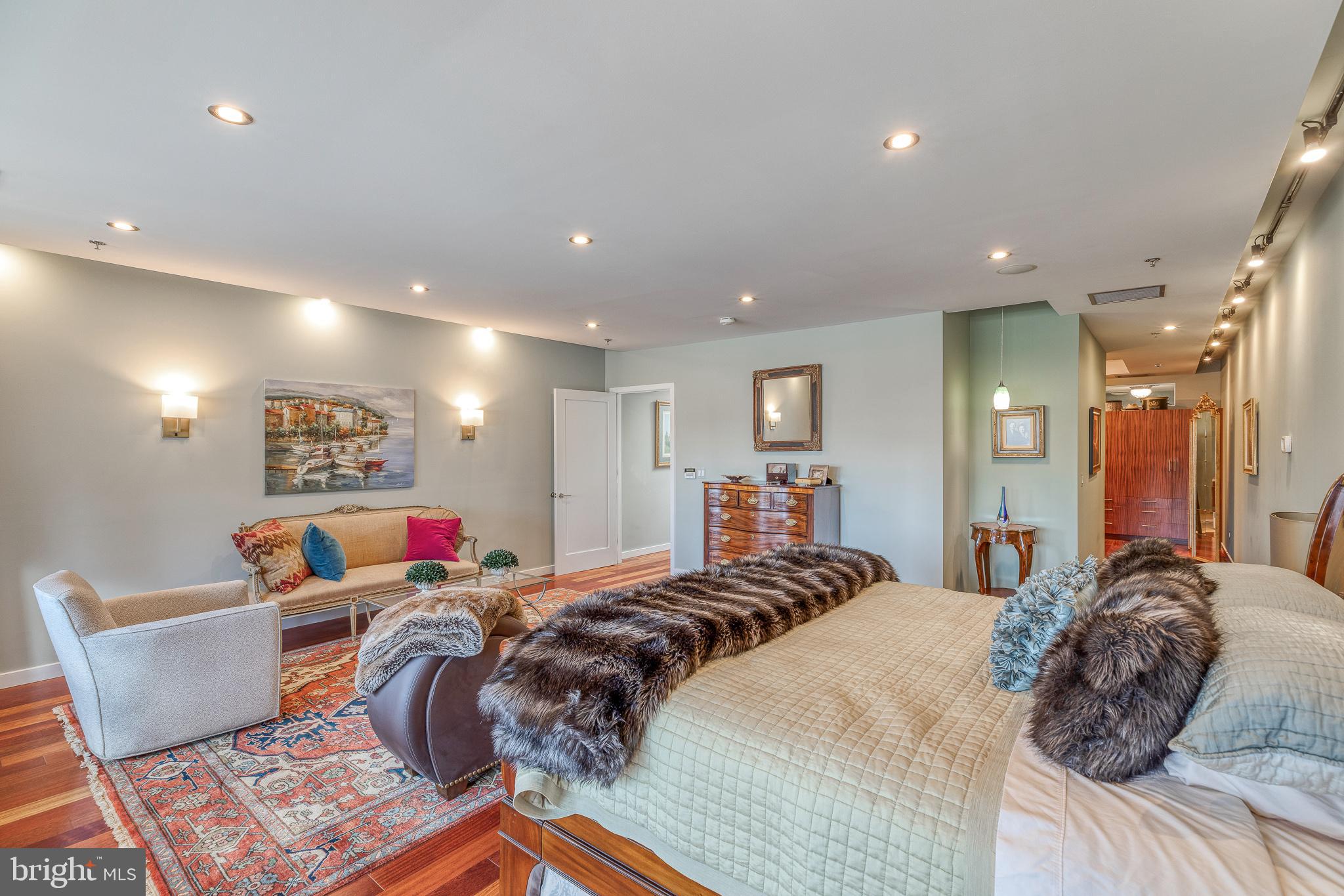 LOGAN SQUARE - Residential