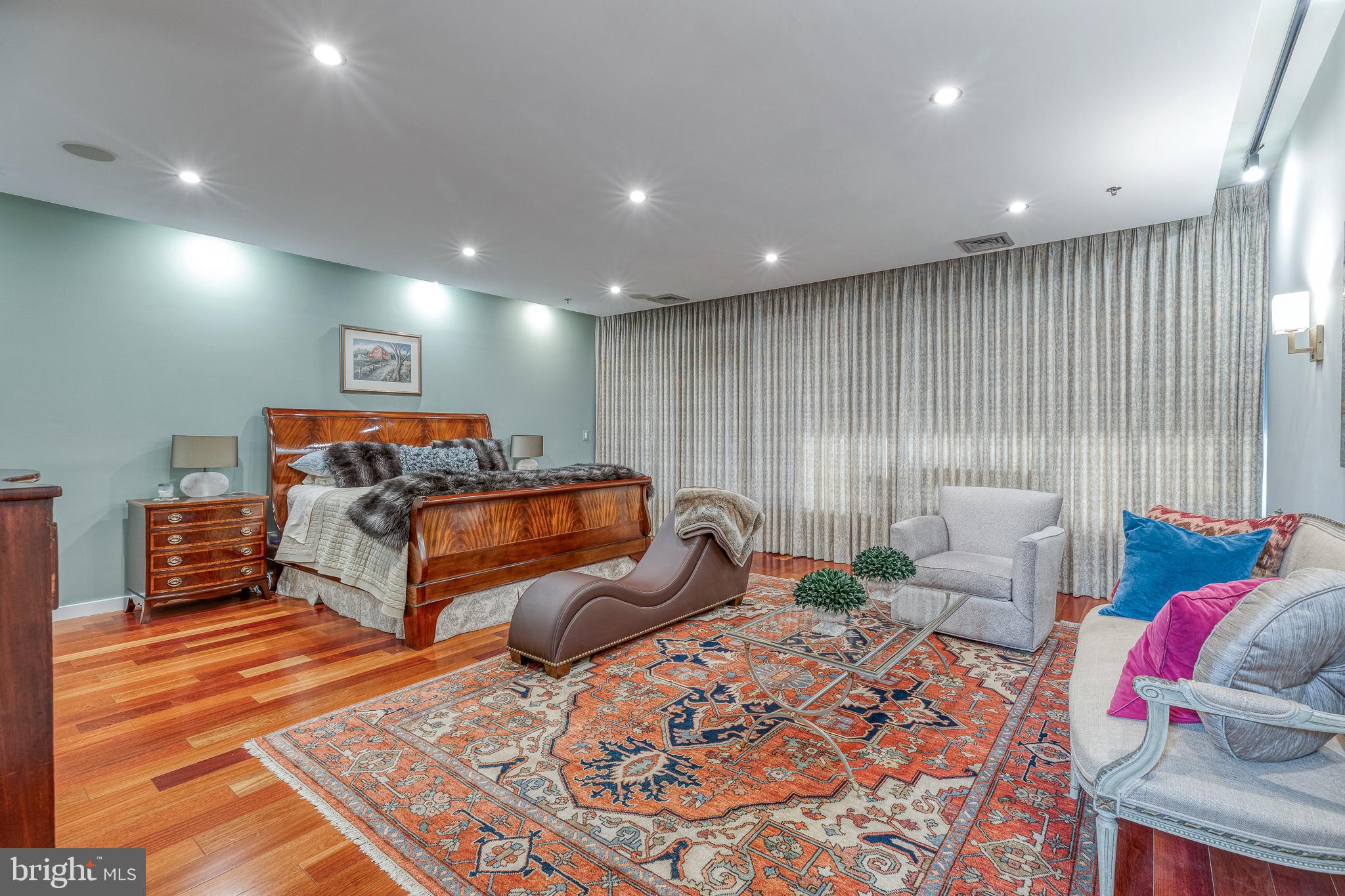 LOGAN SQUARE - Residential