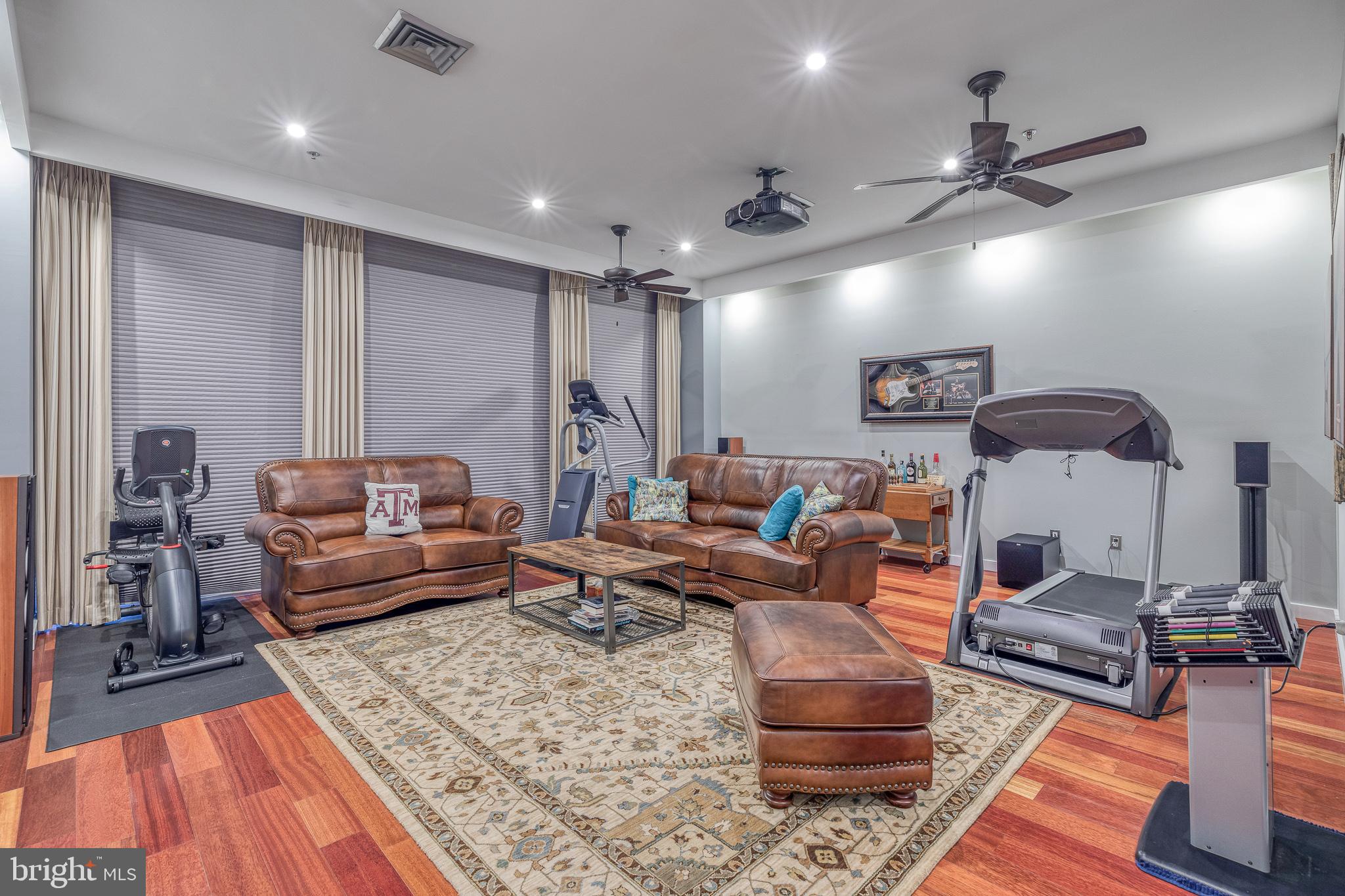 LOGAN SQUARE - Residential