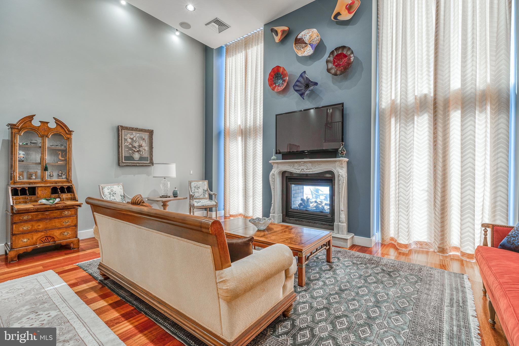 LOGAN SQUARE - Residential