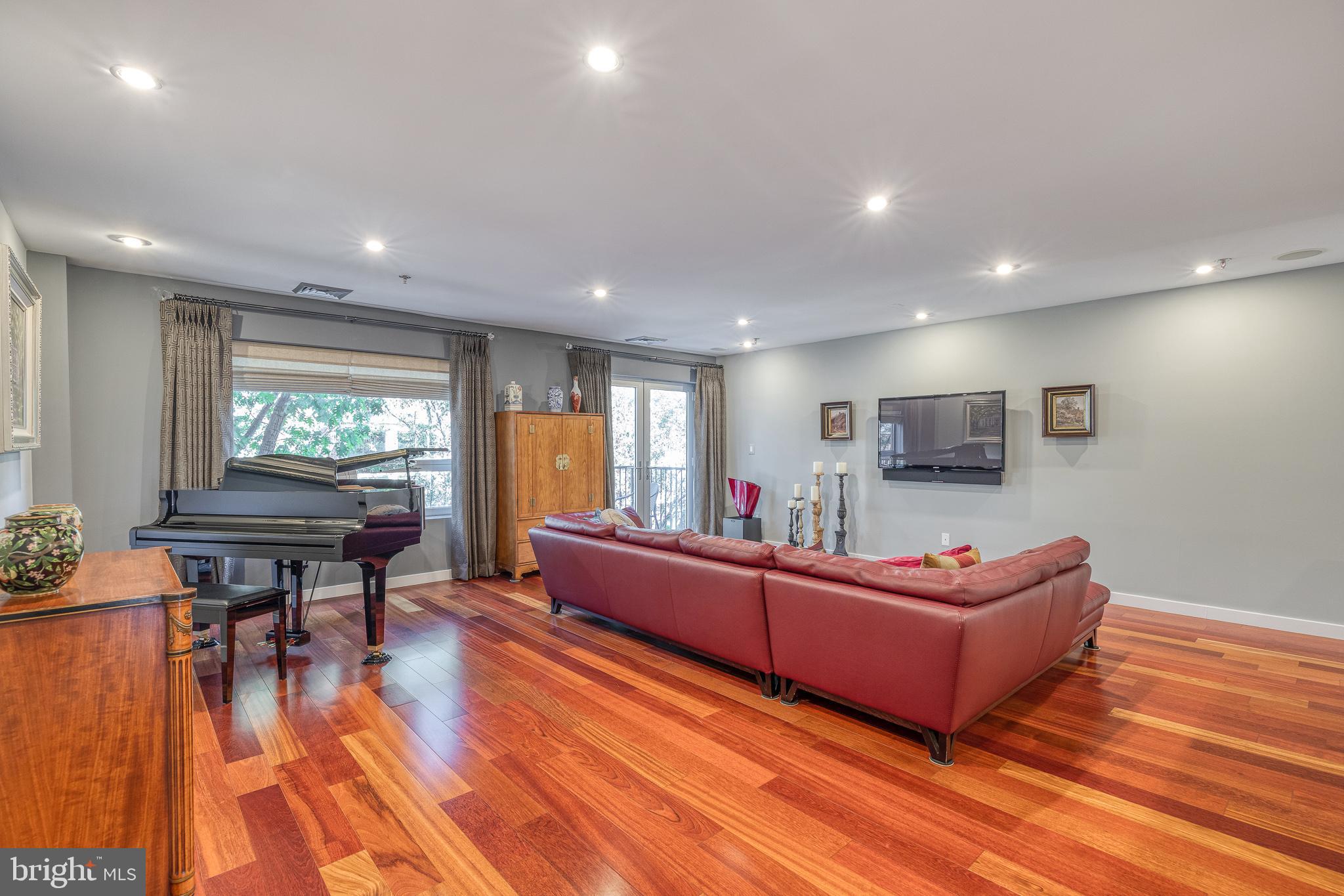 LOGAN SQUARE - Residential