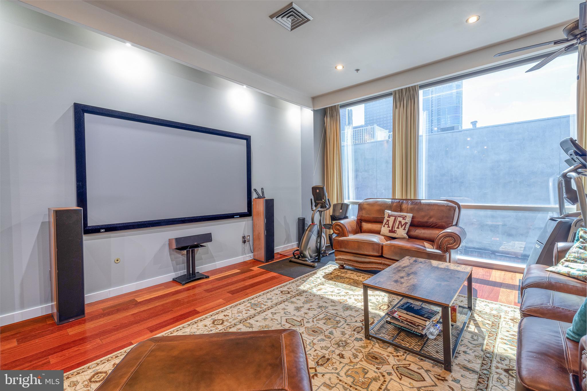 LOGAN SQUARE - Residential