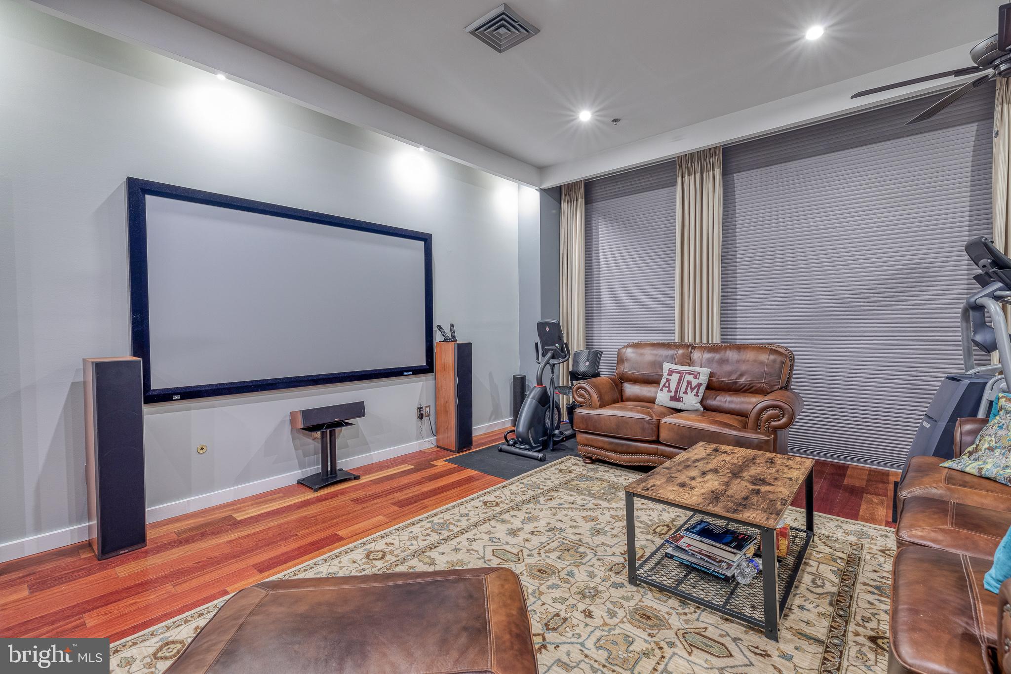 LOGAN SQUARE - Residential