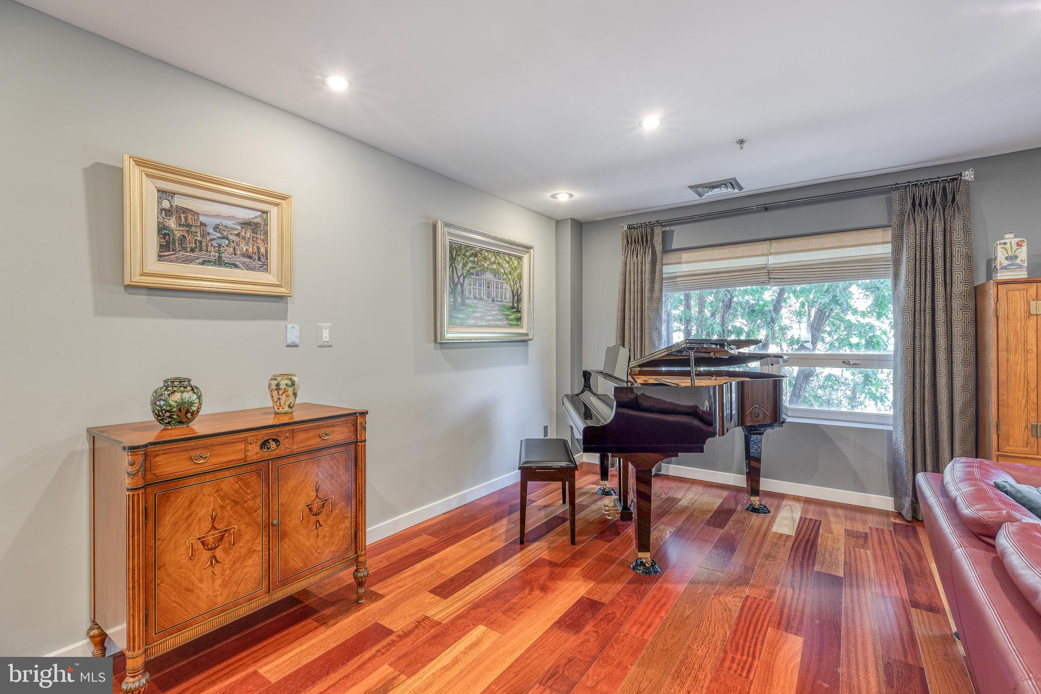 LOGAN SQUARE - Residential